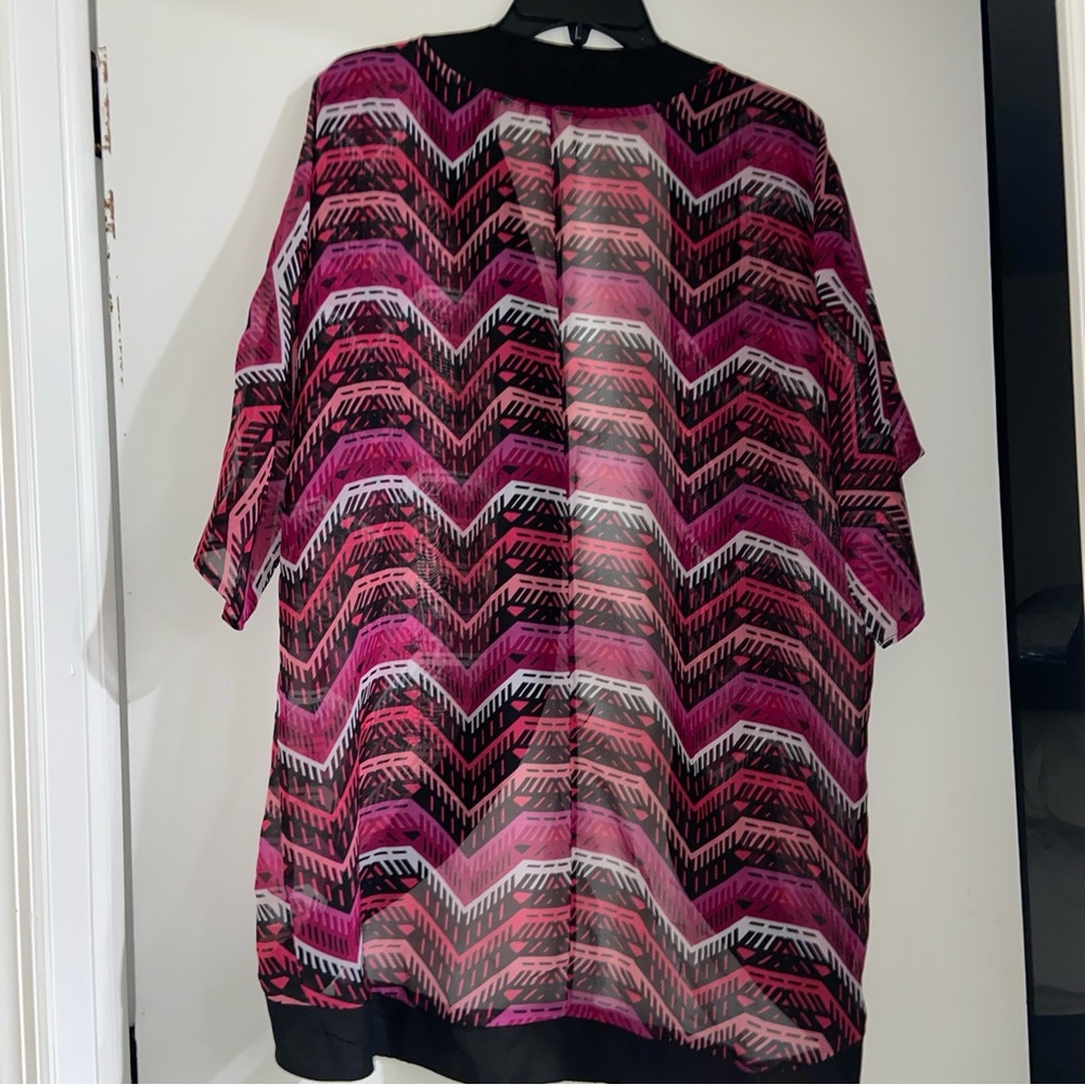 Chic Chevron Patterned Top - Picture 2 of 4